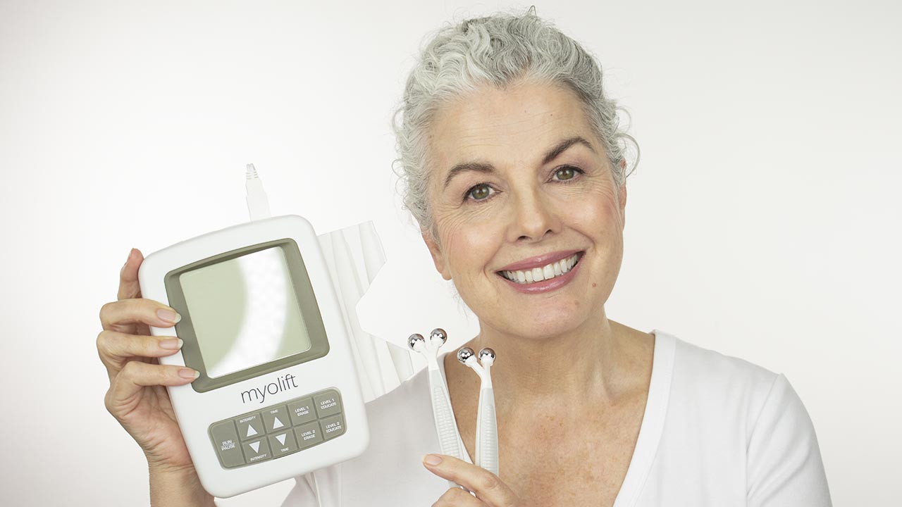 MICROCURRENT ‘FACE-LIFT’ FOR OLDER WOMEN – Kerry-Lou demonstrates the MYOLIFT MINI